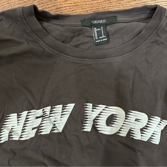 Cropped New York Graphic Tee - Picture 3 of 4